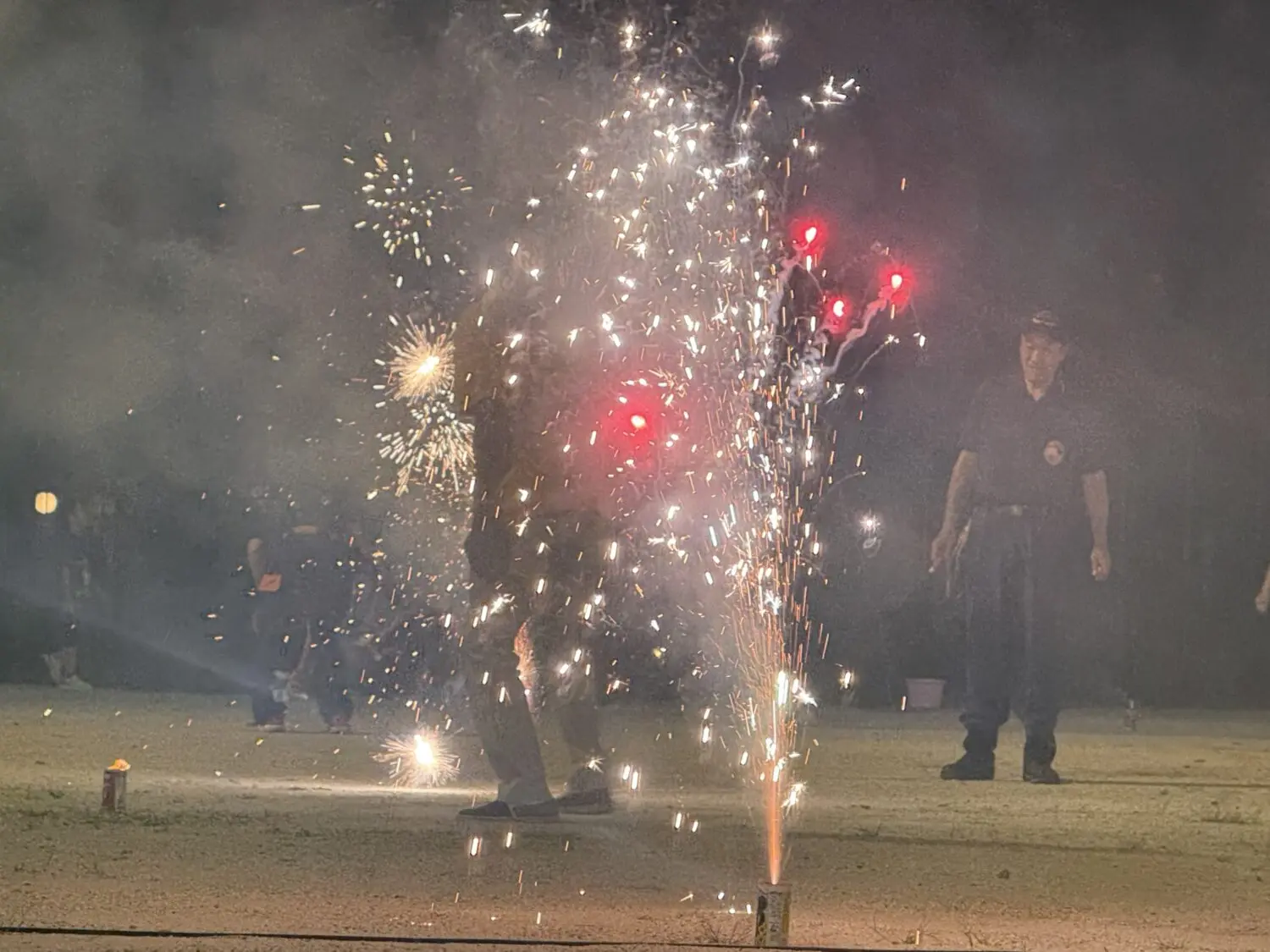 高く上がる花火と打ち上げ花火で大盛り上がり。