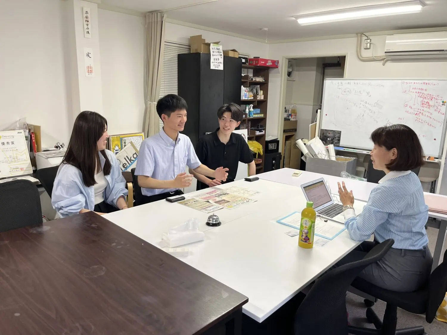 左から時計回りに宇山さん、近藤さん、伊東さんと筆者
