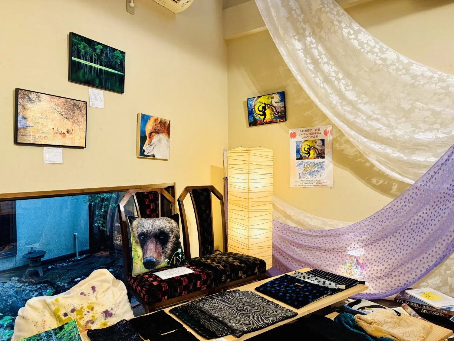 壁には天鵞絨版画が飾られています。