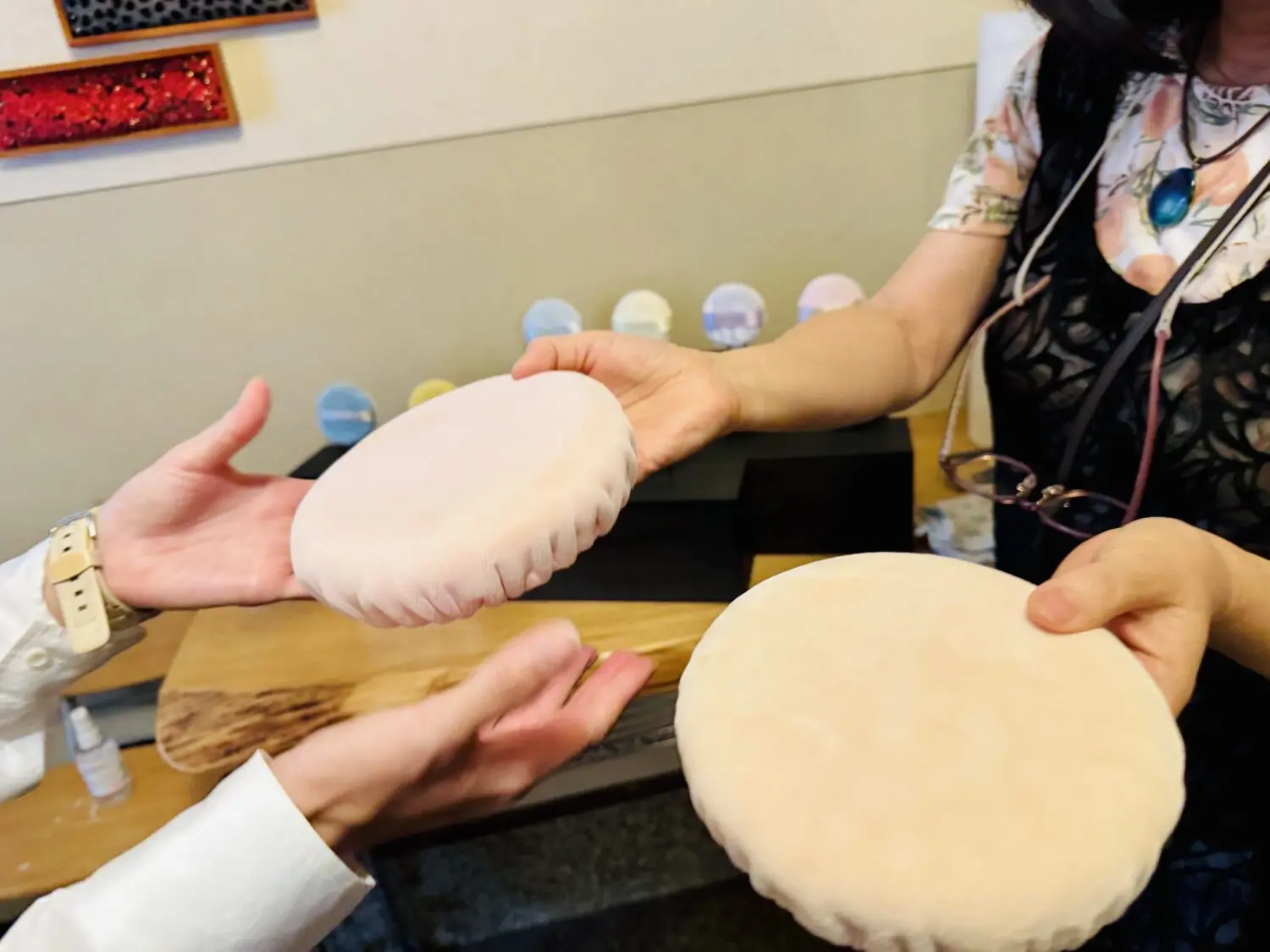 触ってみると、それぞれ違った手触りがあります。