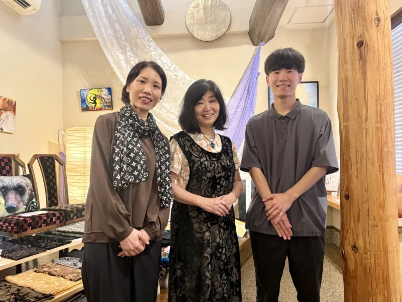 左）レポーター戴 セスカ 中）天鵞絨美術館館長 杣さん　右）都ライト実行委員長世良さん
